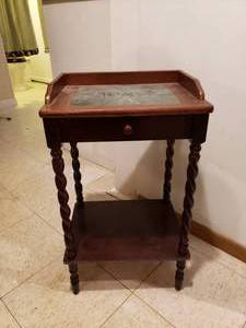 lot 135 image: Small Side Table