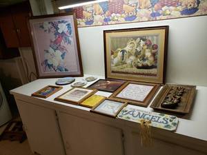 lot 143 image: Lot of Pictures and Other Home Decor