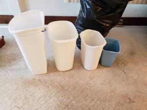 lot 157 image: Small Garbage Cans