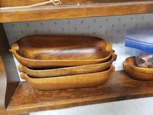 lot 164 image: Shelf and Sweet Corn Bowls