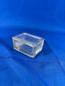 lot 37 image: 11 - Oblong Staining Dish With Covers