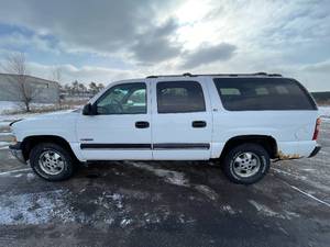 lot 26M image: 2000 Chevrolet Suburban 1500 LS - 4X4