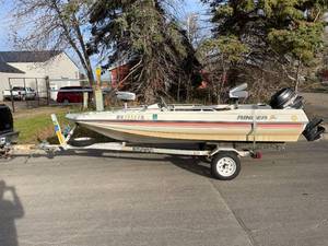 lot 18B image: 1983 Rinker 15ft Boat