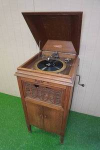 lot 8 image: Antique Silvertone Phonograph Cabinet