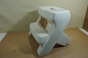 lot 146 image: Step2 Carry-Top Step Stool