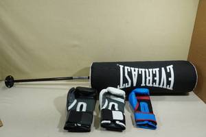 lot 153 image: Everlast Punching Bag with 3 Left Hand Gloves