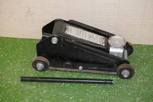 lot 254 image: Sears Hydraulic Floor Jack