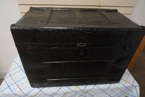 lot 2 image: Vintage Trunk