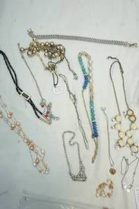 lot 43 image: Jewelry