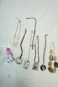 lot 47 image: Jewelry