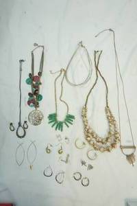 lot 48 image: Jewelry