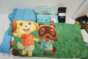 lot 80 image: Bedding