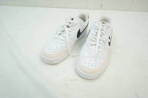 lot 103 image: Like New Womens Size 9 Nike Shoes