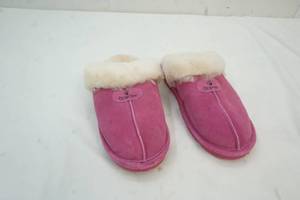 lot 108 image: New Pink Bear Paw Slippersshoe
