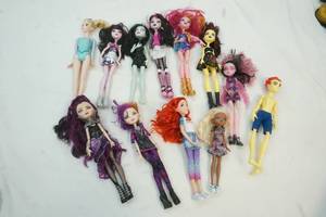 lot 114 image: Variety of Dolls