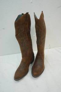 lot 129 image: NEW Womens size 8.5 Boots