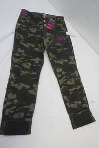 lot 136 image: Women Clothing
