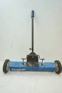 lot 159 image: Shop Tools Magnet Sweeper