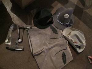 lot 127 image: German lederhosen attire