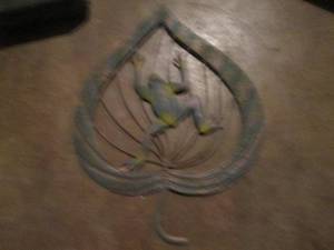 lot 72 image: 30 Metal lilypad with frog outdoor decor