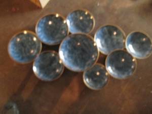 lot 76 image: Decorative plate style metal wall decor