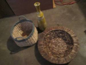 lot 87 image: Beautiful baskets and Tall decorative vase