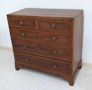 lot 14 image: Vintage Wood Chest of Drawers