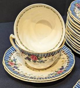 lot 16 image: Royal Doulton Vernon Dish Set