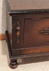 lot 44 image: Vintage Mahogany Cedar Chest