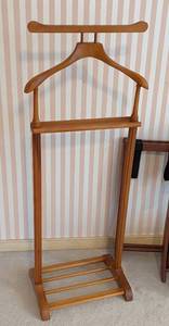 lot 53 image: Vintage Suitcase, Luggage Racks and Valet