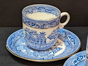lot 79 image: Chinese Blue and White Demitasse Cup Set