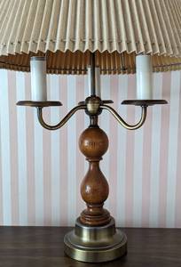 lot 81 image: Vintage Wood Table Lamp