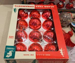 lot 84 image: Assorted Vintage Ornaments