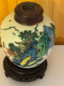 lot 102 image: Vintage Chinese Porcelain Jar