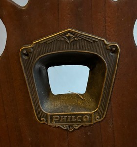lot 511 image: Vintage Philco Walnut Radio Case