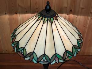 lot 116D image: Decorative Stained Glass Table Lamp