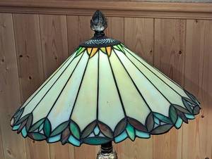 lot 117D image: Decorative Stained Glass Table Lamp