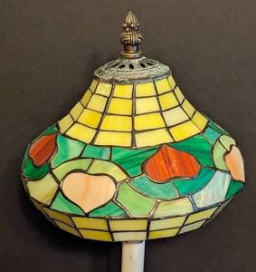 lot 122D image: Stained Glass Table Lamp