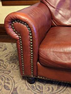 lot 124D image: Maroon Leather Loveseat