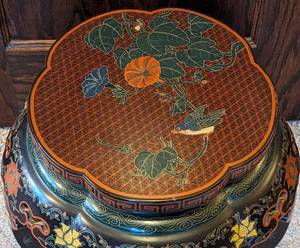 lot 14 image: Beautiful Chinese Lacquered Side Table