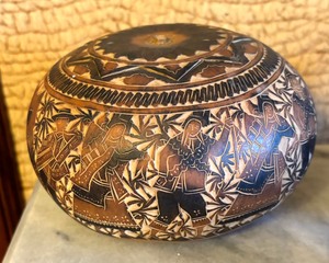 lot 519 image: Trinket Boxes, Jar and Art Glass Bowl