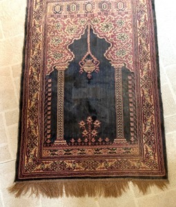 lot 521 image: Vintage Textile