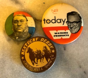 lot 525 image: Vintage Tokens and Pinbacks