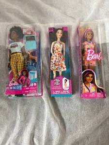 lot 17 image: 3 Barbie Dolls