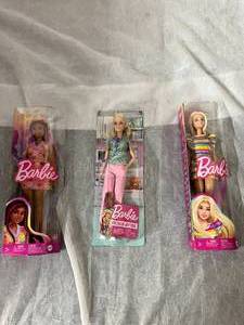 lot 18 image: 3 Barbie Dolls