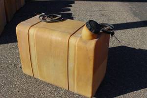 lot 29 image: Liquid Tank 30 Gallons Heavy Duty Plastic Construction