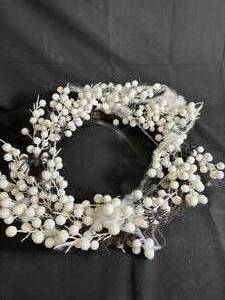 lot 59 image: 20 White Spider Wreath