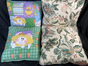 lot 256 image: Pillow Pack - Set of 4