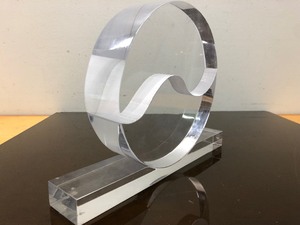 lot 17 image: Vintage Mid Century ASTROLITE Lucite Sculpture 