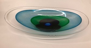 lot 25 image: Brand New Art Glass Centerpiece Saturn Bowl by Ian Hankey for Teign Valley Glass Studios